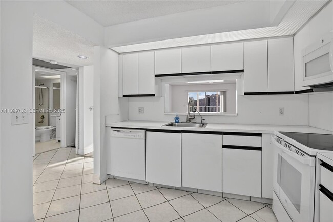 Building Photo - 900 SW 128th Ave