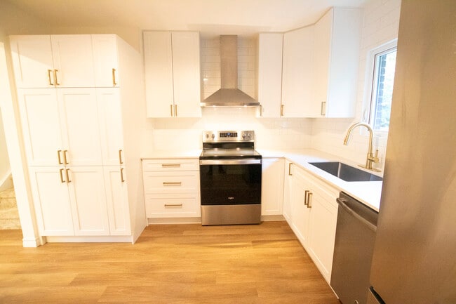 Building Photo - Byron Beauty!   2+ Den Home * Garage * Insuite Laundry * AVAIL NOW