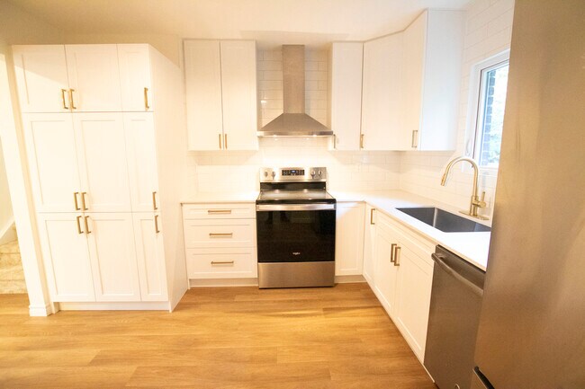 Photo du bâtiment - Byron Beauty!   2+ Den Home * Garage * Insuite Laundry * AVAIL NOW