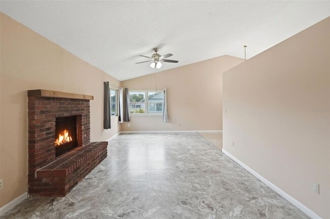 Building Photo - 754 Summerland Dr
