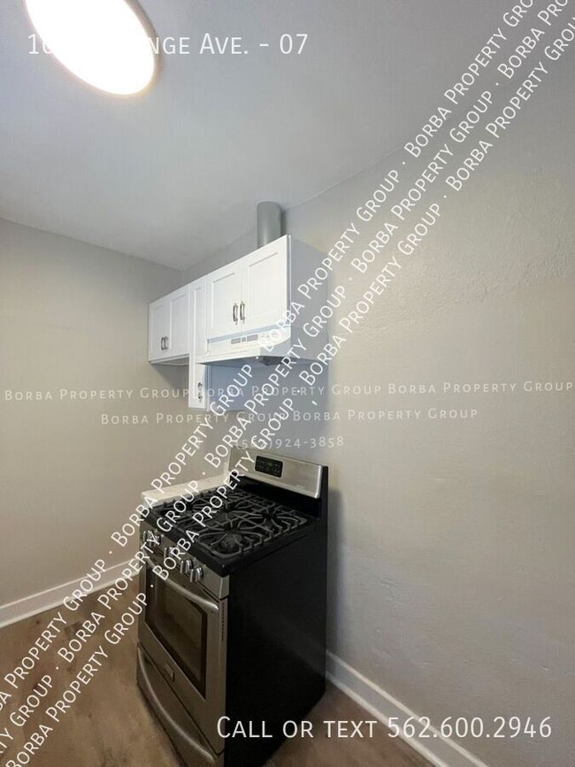 Foto del edificio - **1ST MONTH RENT FREE** UPSTAIRS STUDIO AP...