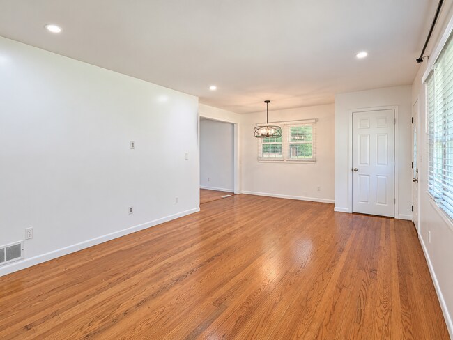 Foto del edificio - 2579 Bonnybrook Dr SW