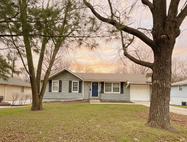 Building Photo - SEE IT NOW: Charming 3-Bedroom Home in Grandview!