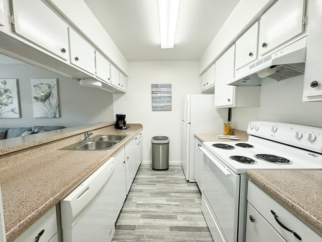 Cocina espaciosa con amplio espacio en la encimera. - Memorial City Apartments