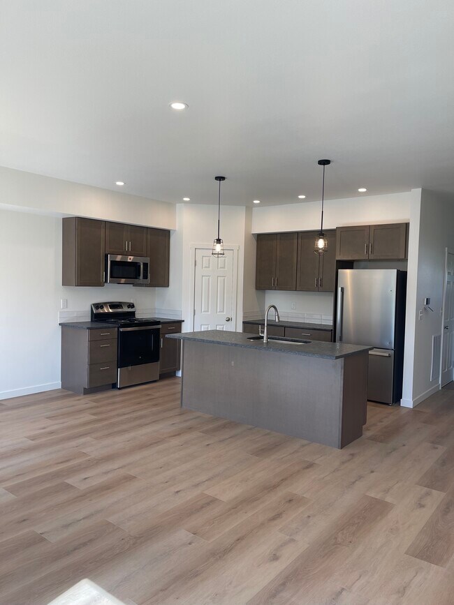 Building Photo - 1502 S E Landen Dr