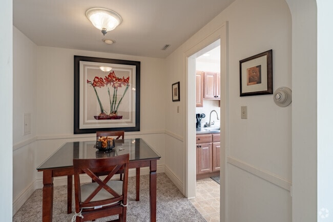 1R, 1BA - 800SF - Comedor - 585 W Ferry St