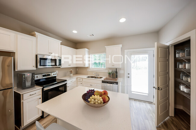 Building Photo - 10978 Woodland Dr