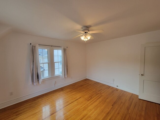 Building Photo - Beautiful Cedar Falls Home