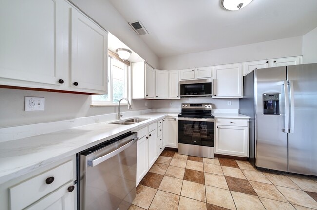 Building Photo - 1094 Westmoreland Rd