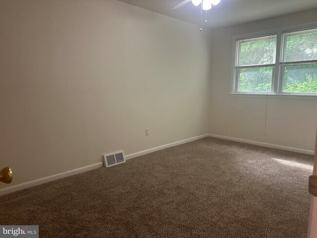 Foto del edificio - 592 Livezey St