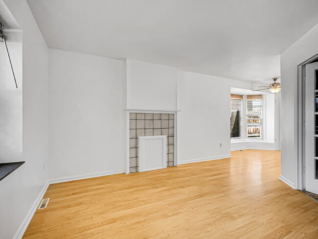 Building Photo - $1,550, 1 bed, 1 bath apartent near wash p...