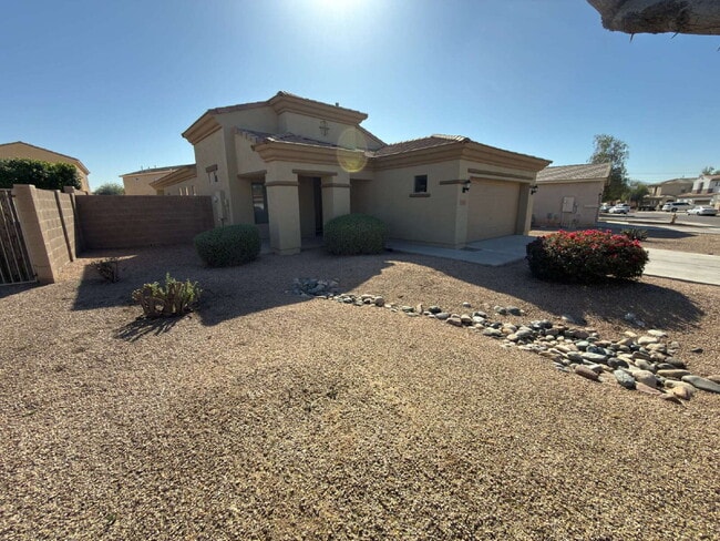 "Charming 3-Bedroom Oasis with 2 Baths and 1,711 Sq Ft of Comfort in Phoenix!" - "Charming 3-Bedroom Oasis with 2 Baths and 1,711 Sq Ft of Comfort in Phoenix!" Apartment