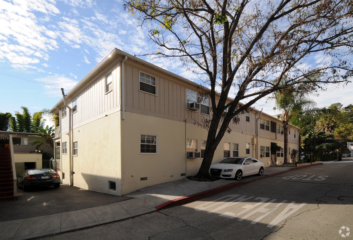 Building Photo - 2494 N Beachwood Dr
