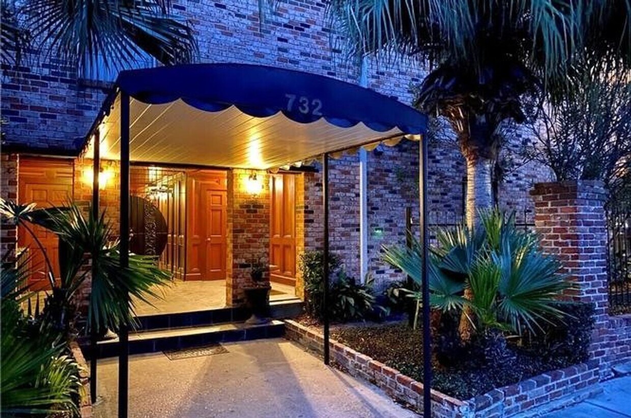 Foto principal - Gated Condo steps from Maple Street & St C...