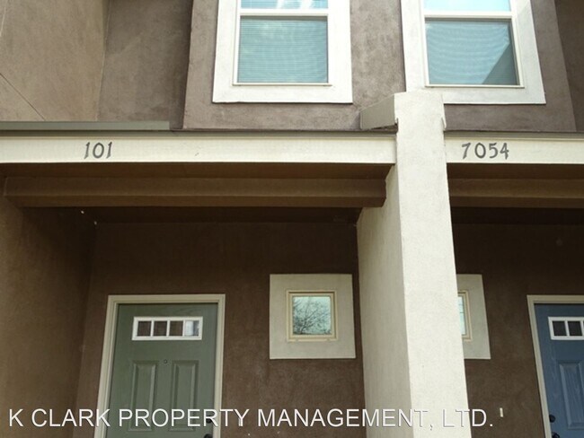 Foto del edificio - 3 br, 2.5 bath House - 7054 LAKEVIEW DR #101
