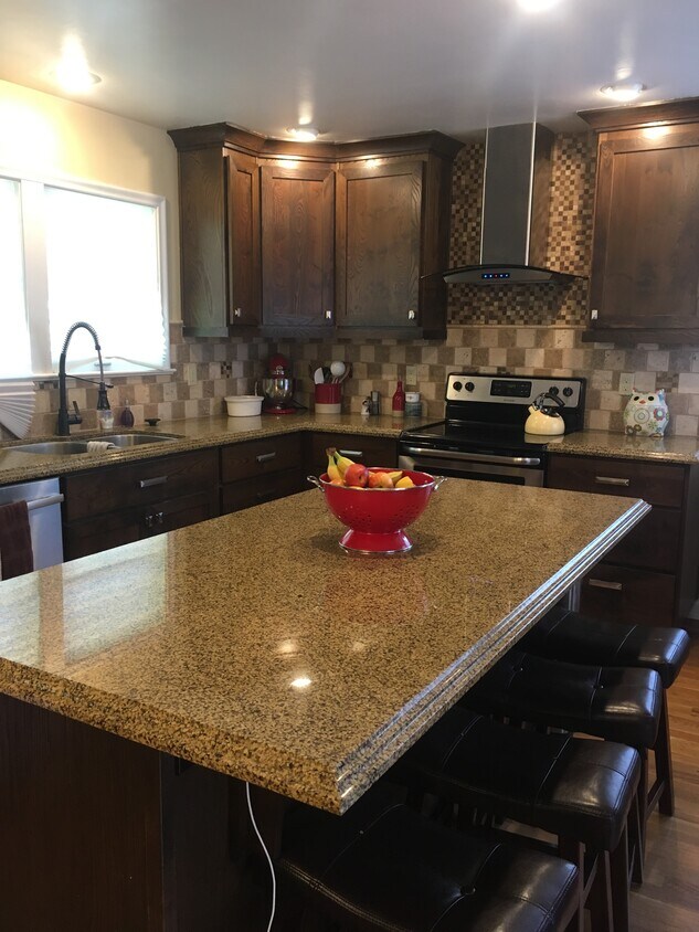 Primary Photo - 4715 W Hillcrest Dr