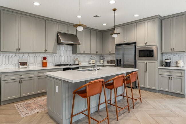 Building Photo - 133 E Frost Dr