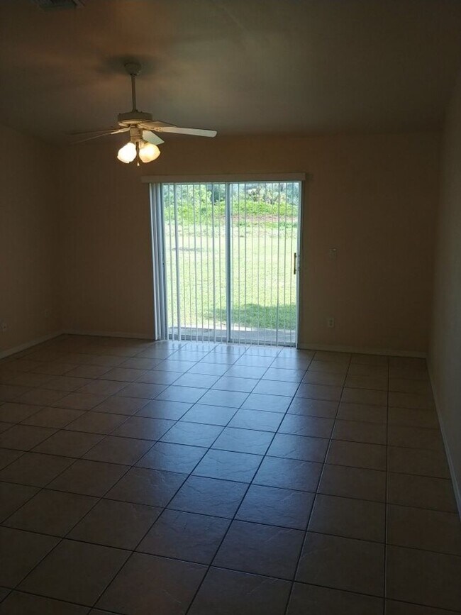 Building Photo - 3 bed 2 bath 1 car garage duplex available for Annual Rent!