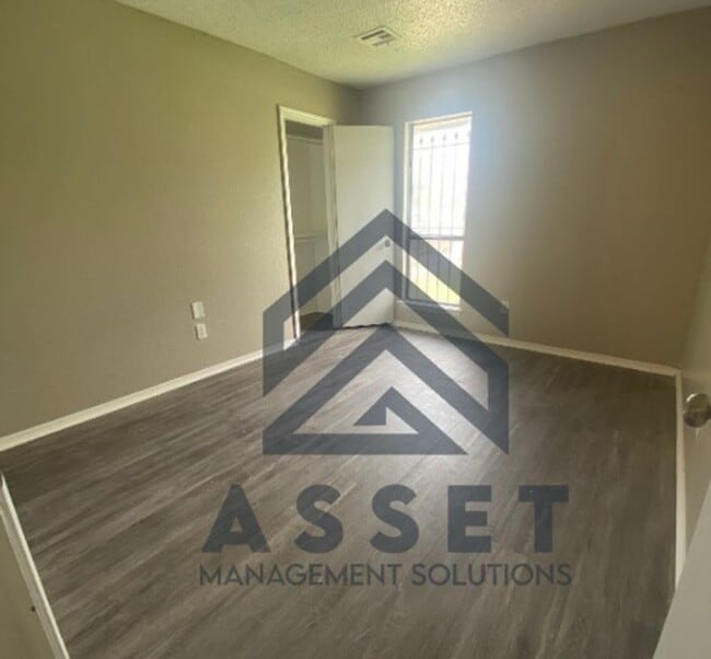 Foto del edificio - 6 Bedroom House Available!