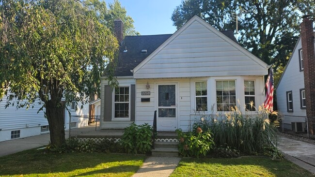 Building Photo - 2259 Cambridge Rd