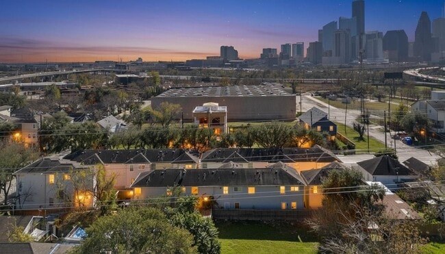 Building Photo - 313 Hogan St