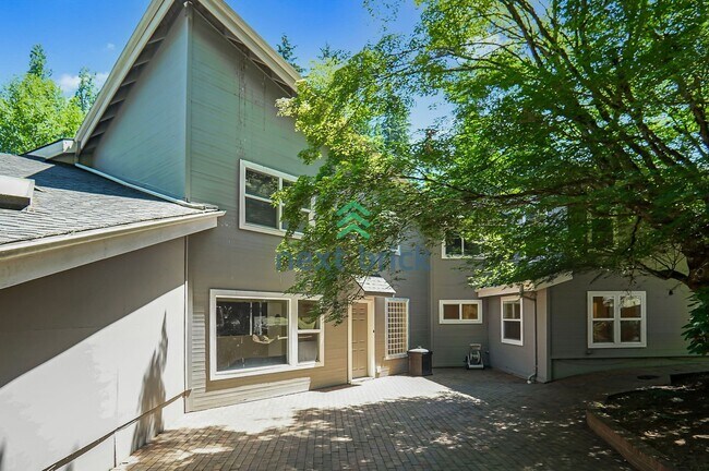 Building Photo - Beautiful home with  5 bedrooms, 4 bathroo...
