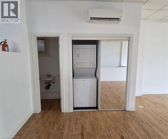 Building Photo - 7 King St N