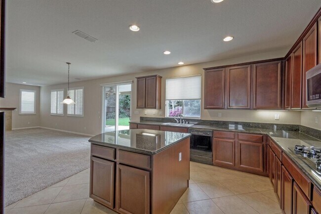 Foto del edificio - 4 Bedroom, 3 Bath - 3 Car Garage - Gorgeous!!!