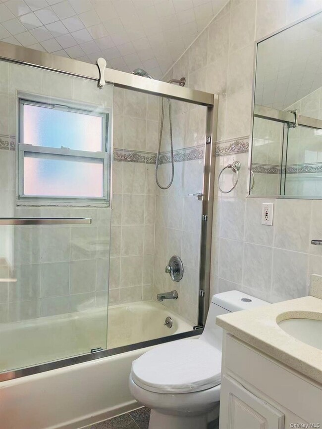 Foto del edificio - 64-48 Cloverdale Blvd