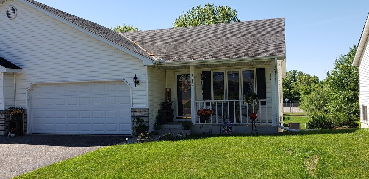 Primary Photo - 1315 Glades Dr