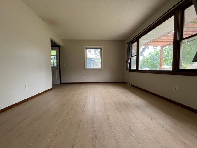 Foto del edificio - 807 Elm Creek Cir