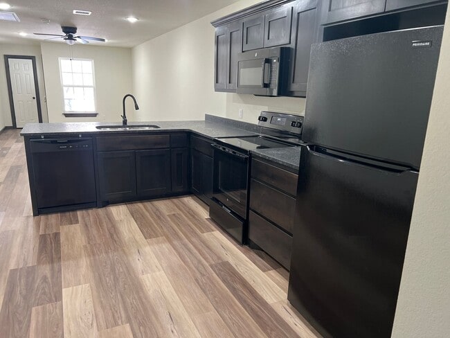 Building Photo - 2 bed 2 bath new build in 2024