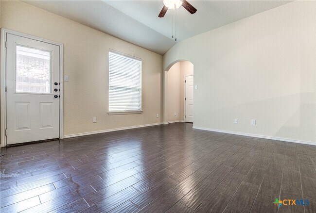 Foto del edificio - 517 Creekside Cir