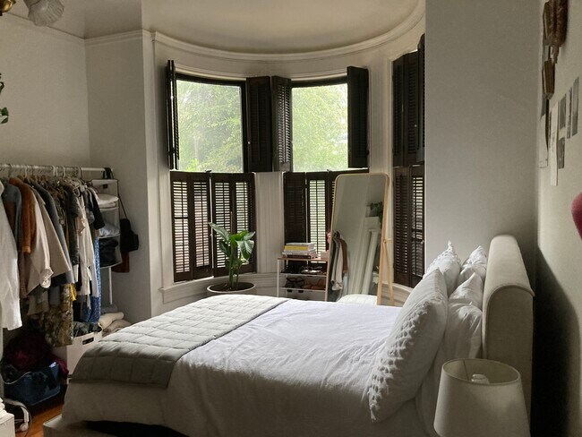 front bedroom curved bay windows - 1251 Masonic Ave