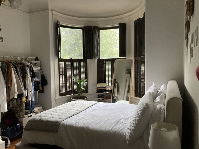 front bedroom curved bay windows - 1251 Masonic Ave