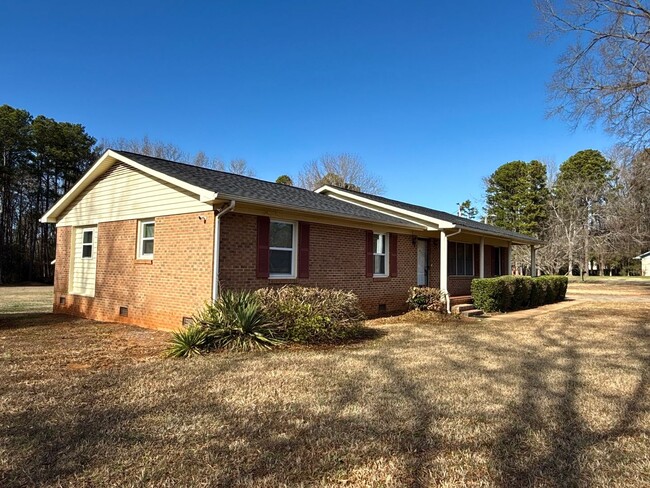 Building Photo - Lovely 3-Bedroom, 2-Bathroom Ranch