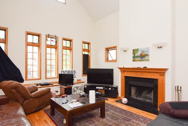 Foto del edificio - 824 W Buckingham Pl