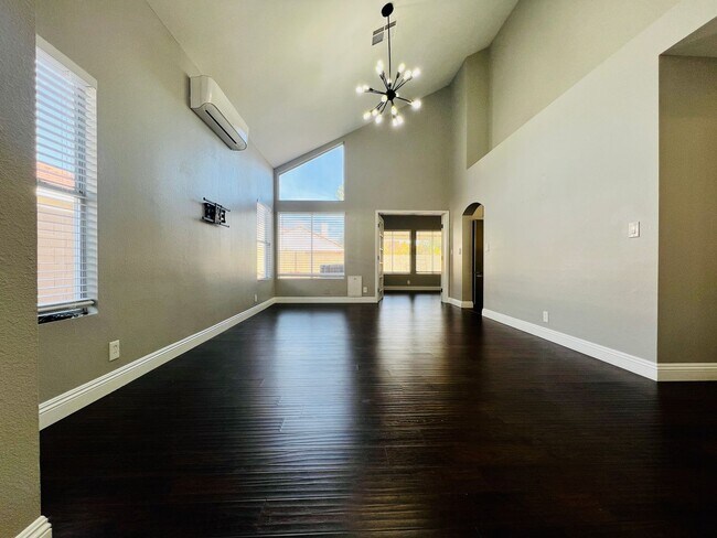 Foto del edificio - 4 bedroom, 3 bathroom house in The Lakes!