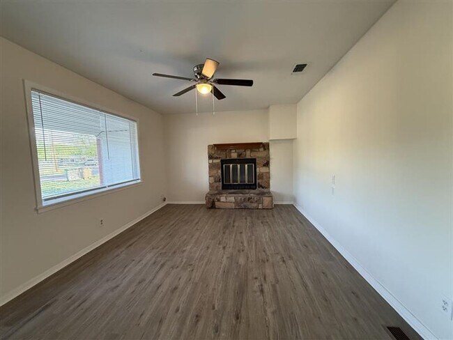 Foto del edificio - Charming 4-Bed Home — Freshly Rehabbed AVAILABLE NOW!