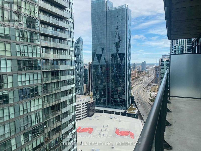 Photo du bâtiment - 55 Bremner Blvd