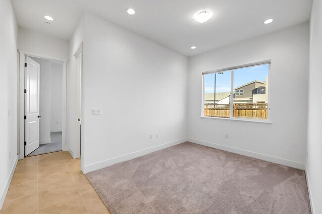 Foto del edificio - Beautiful Corner Lot 3 Bed 3 Bath Home