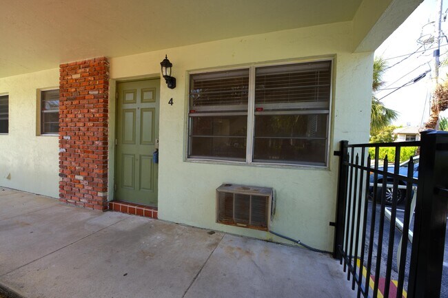 Foto del edificio - 220 Lucerne Ave