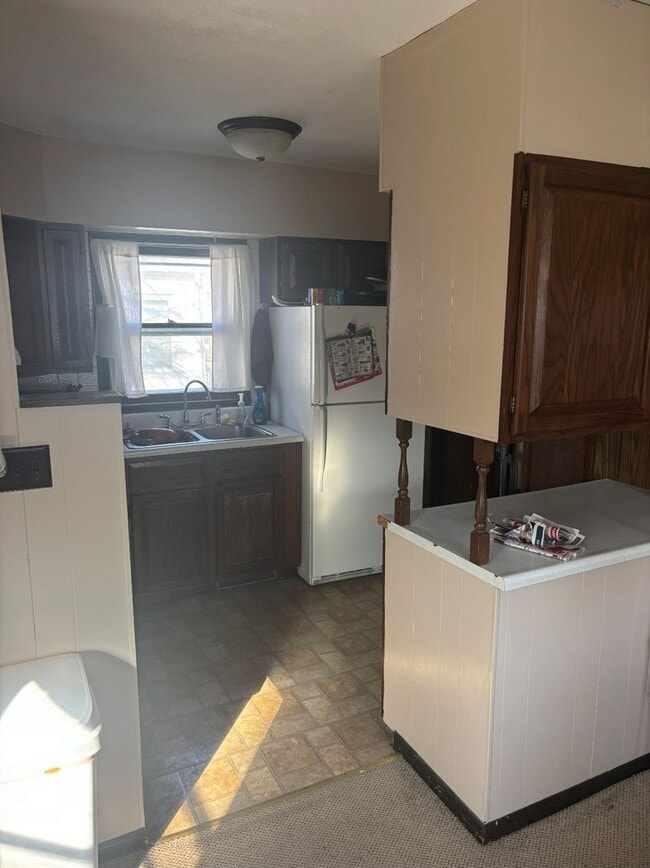 Building Photo - Available June 2026! 4 Bedroom House Close to Campus!