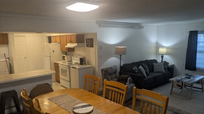 Foto del edificio - 3 Bedroom home with 2 car detached garage