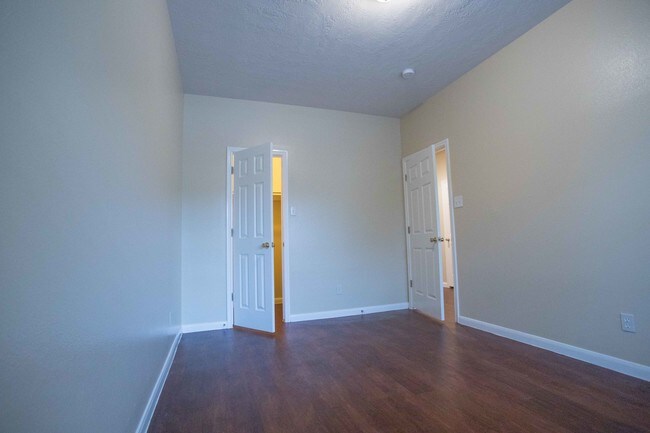 Foto del edificio - 7824 Comal St