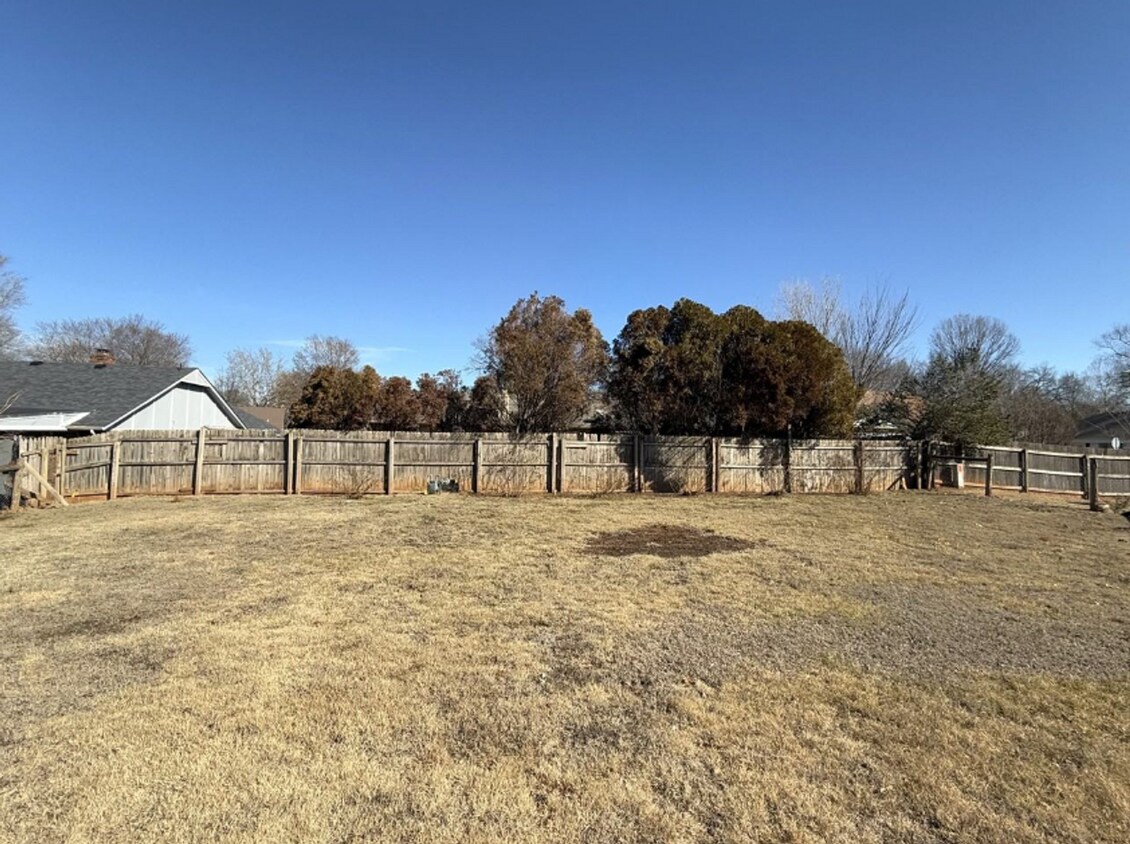 Building Photo - 3 Bed | 2 Bath in Broken Arrow!