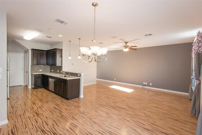 Foto del edificio - 1620 Bryant Dr