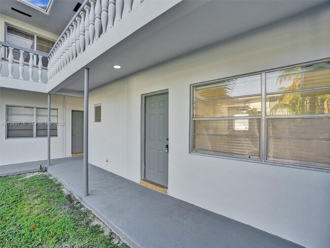 Building Photo - 5112 Hollywood Blvd