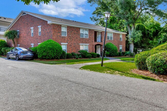 Building Photo - Renovated 2BR Condo in the Heart of Mount ...
