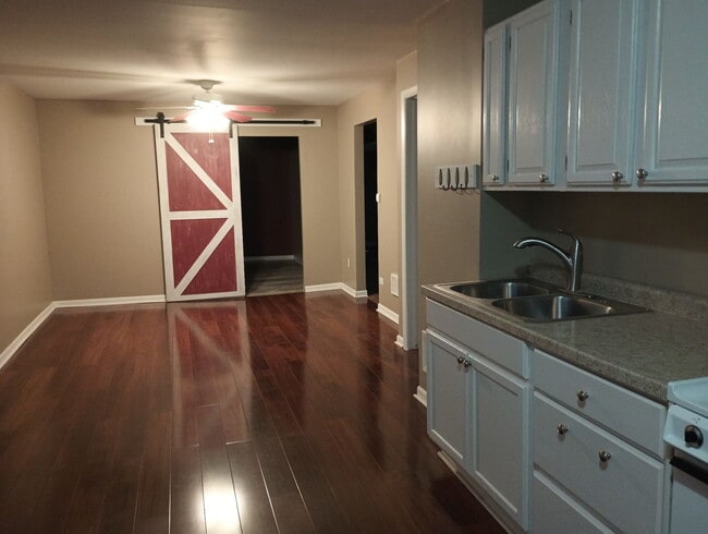 Foto del edificio - 905 Thomas Ave